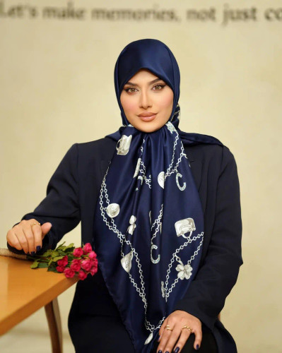 روسری ابریشم توییل دور دست دوز زمینه سورمه ای حاشیه زنجیر و آویز کیفیت بالا (high quality) قواره بزرگ