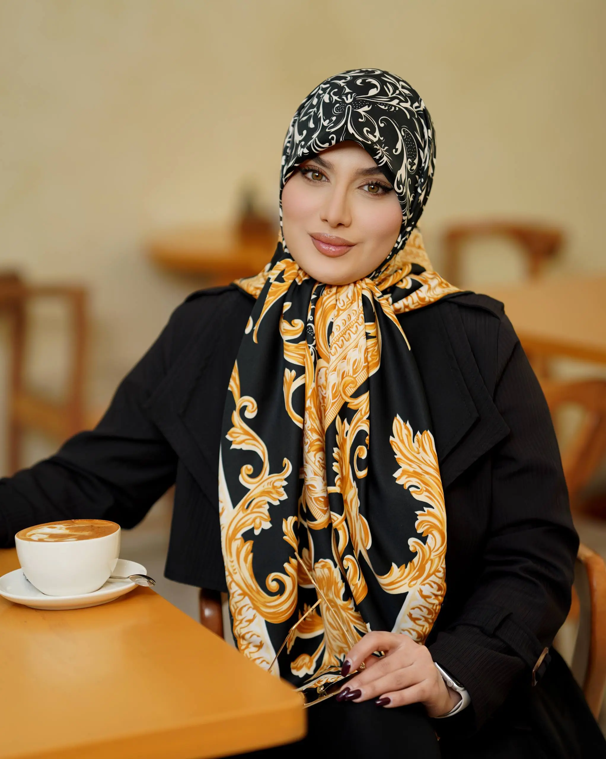روسری ابریشم توییل دور دست دوز زمینه مشکی طرح سلطنتی کیفیت بالا (high quality) قواره بزرگ ۱۴۰